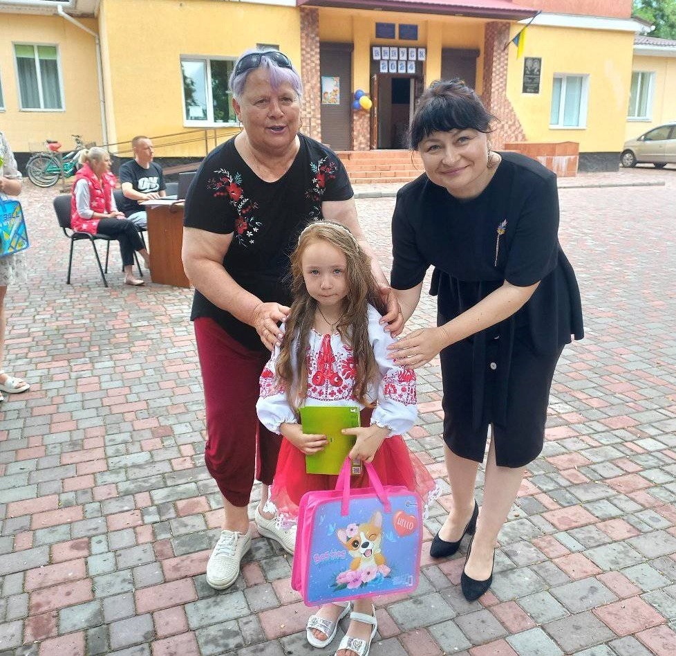Наталія Стиркуль та Наталія Бойко під час привітань випускниці