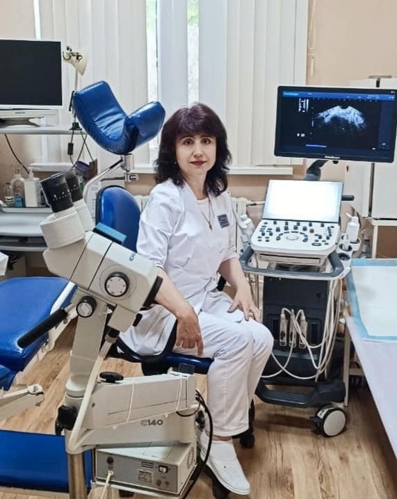 Людмила Лемешко  лікарка  гінеколог у оглядовому кабінеті