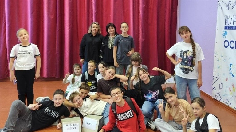 Журналісти сайту Знам'янка.Сity та учні ліцею "Крила України" після уроку із сортування сміття