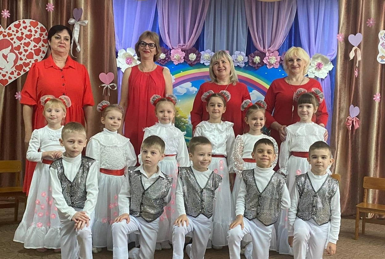 Вихователі ЗДО "Козачок" з вихованцями