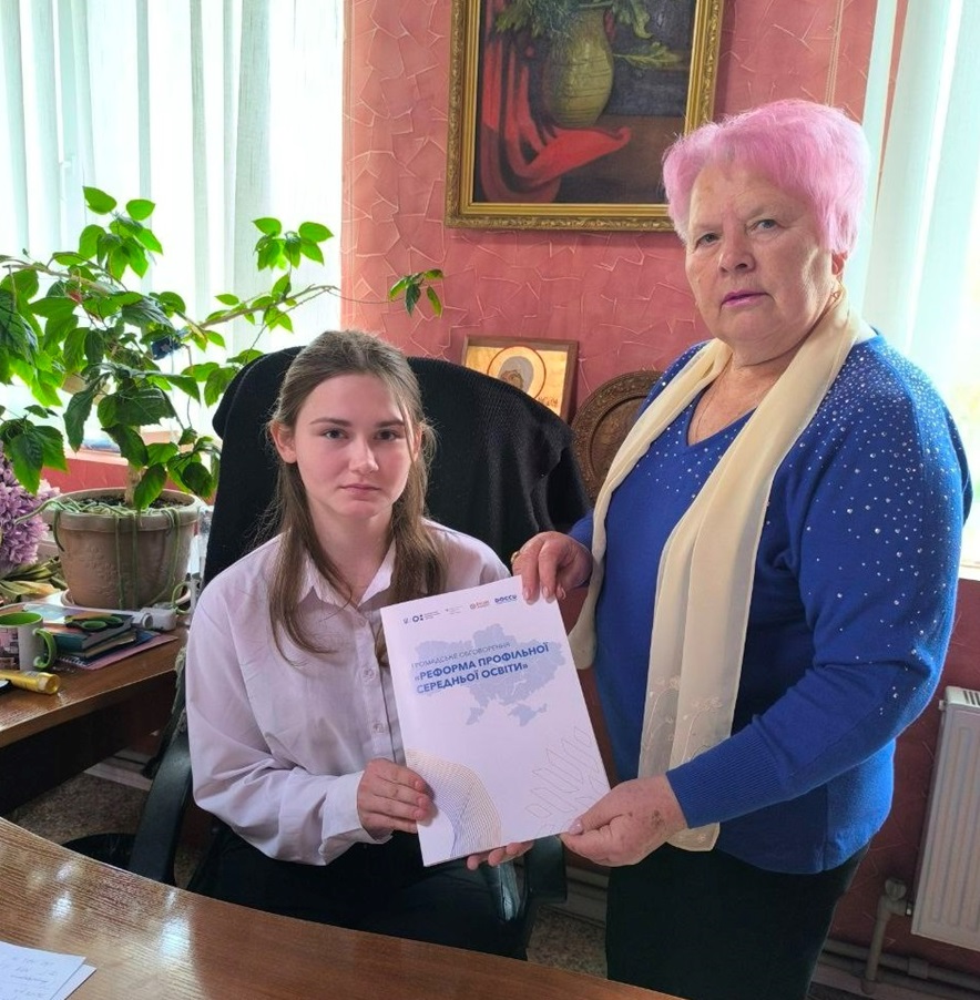 Голова Дмитріівської громади Наталія Стиркуль та учениця ліцею 
