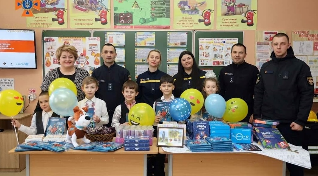 Директорка закладу Надія Заруцька  разом з праціаниками ДСНС та учнями під час відкриття класу безпеки