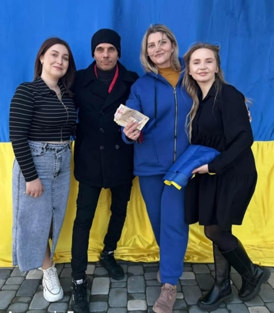 Волонтерка Оксана Іванюк з учасниками заходу