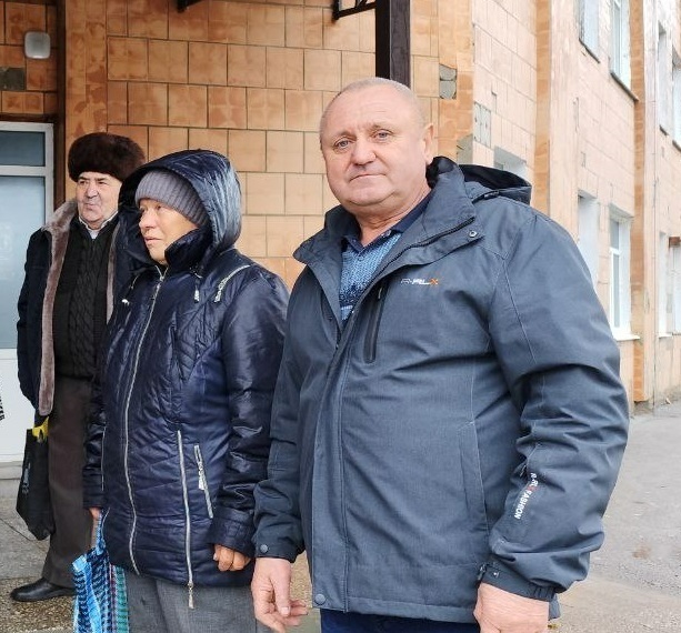 Староста Трепівського старостинського округу Володимир Сливка з жителями