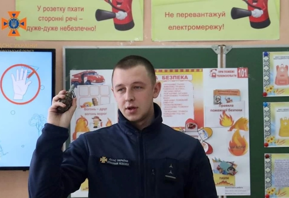 Працівник ДСНС знайомить з муляжами вибухонебезпечних предметів 