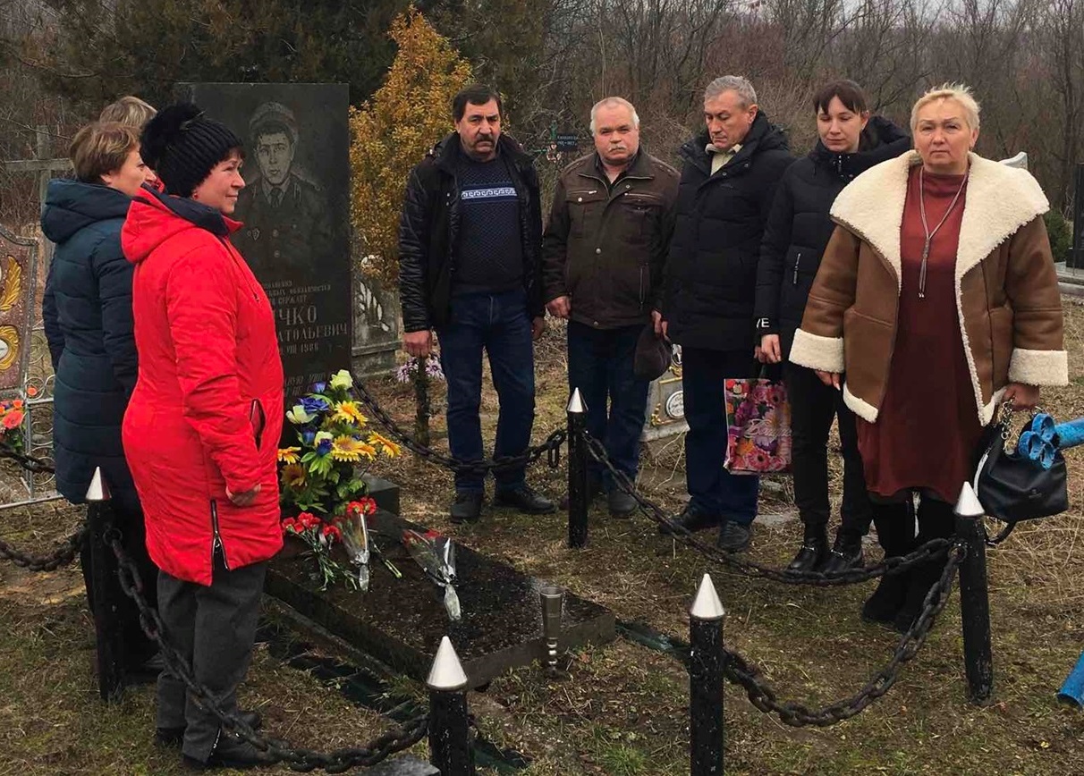 Біля могили Ігоря Скічка у селі Заломи Іванковецького старостинського округу