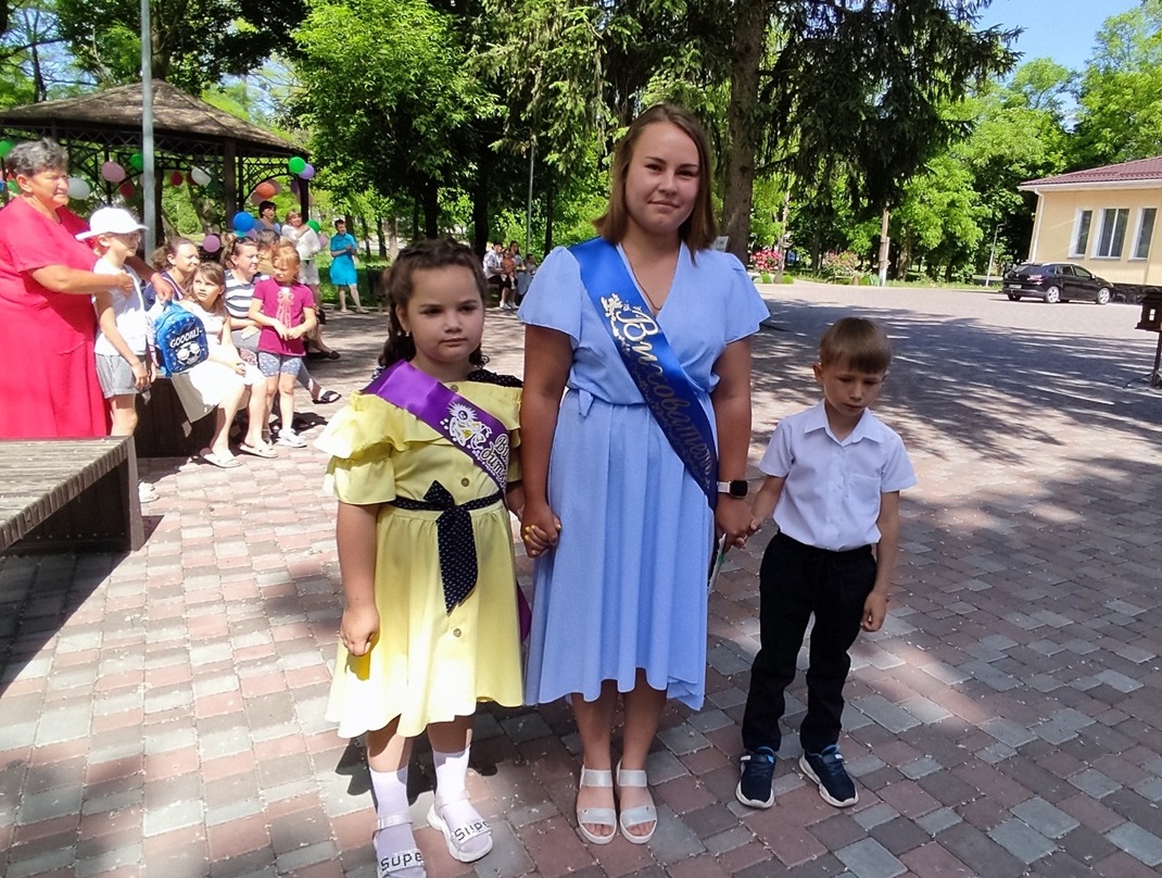 Випускники дошкільного закладу "Ягідка" з вихователькою,  Іванківці