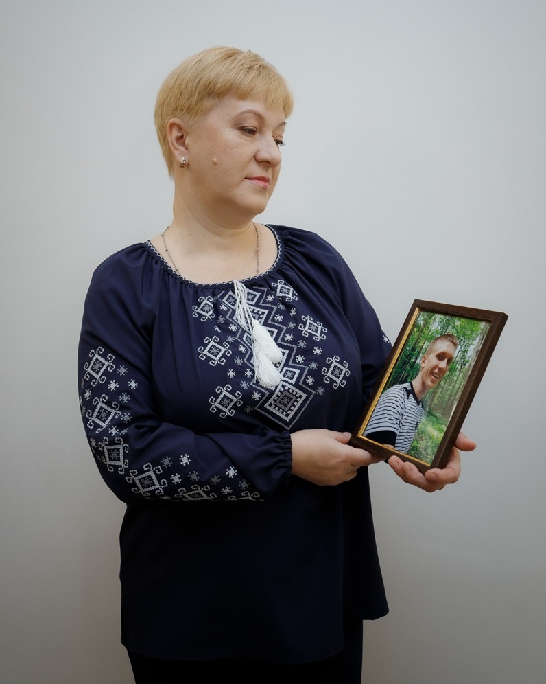 Лілія Рикалова тримає фотографію сина