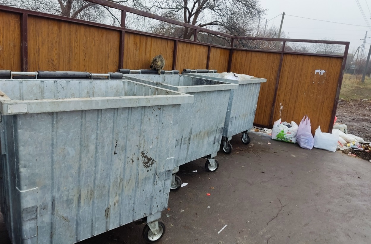 Напівпорожні контейнери і сміття поруч