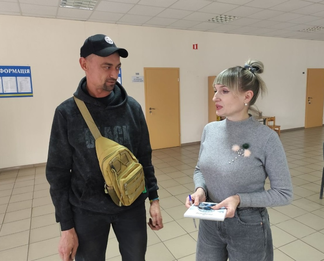 Представниця Знам'янського центру механізації колійних робіт Вікторія Міхріна розповідає про умови праці відвідувачу заходу