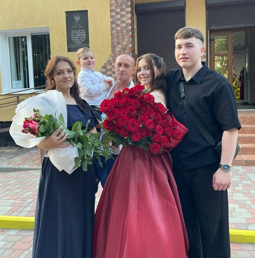 Випускниця Аліна Чинник з родиною