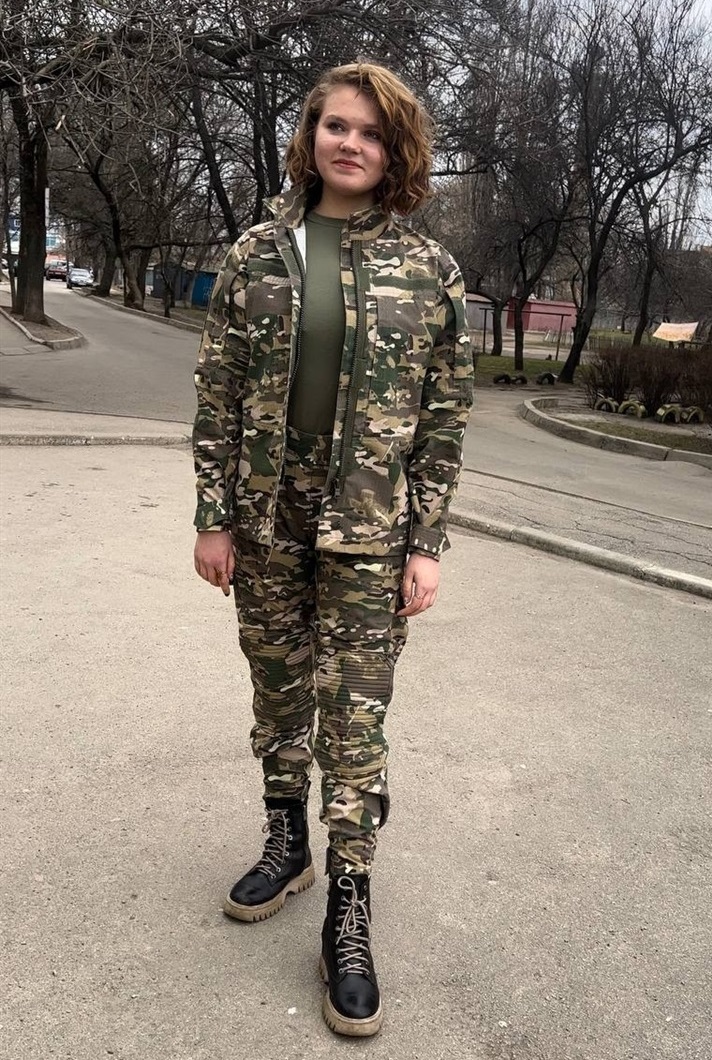Модель у військовій формі бренду Асгард