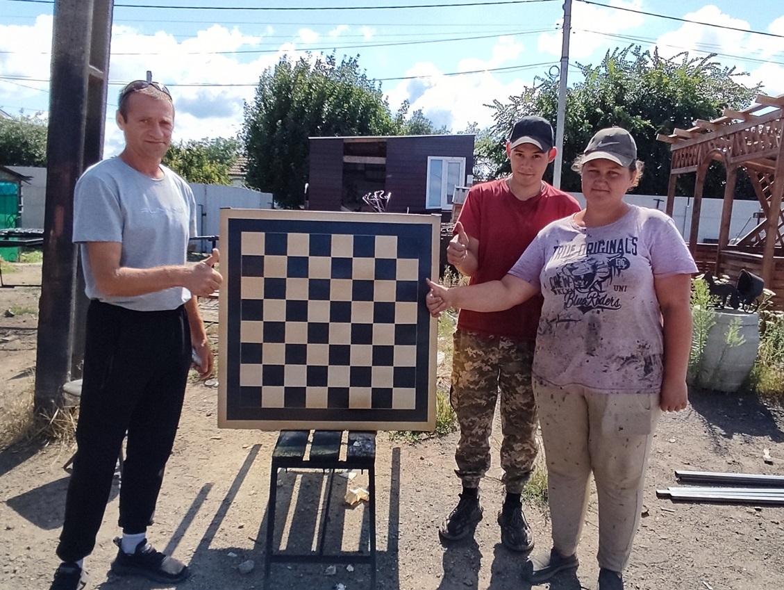 Вадим з сином Олександром та Іриною біля шахового столика.