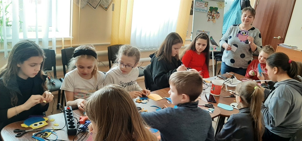Бібліотекарка Оксана Мартинова проводить майстер-клас
