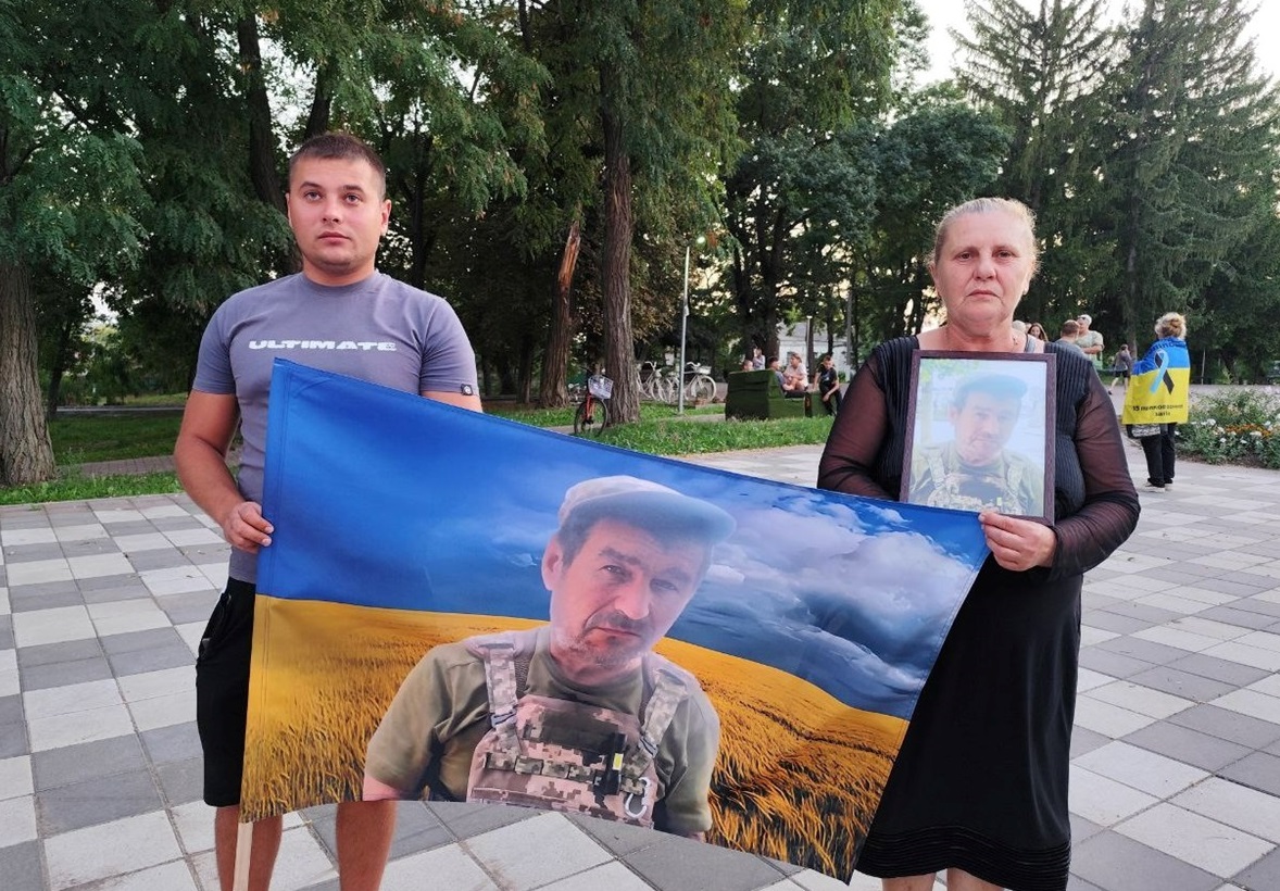 Дружина та син зниклого захисника Сергія Ткаченка
