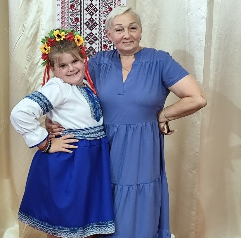 Лідія Міркотан з однією із учасниць танцювального колективу