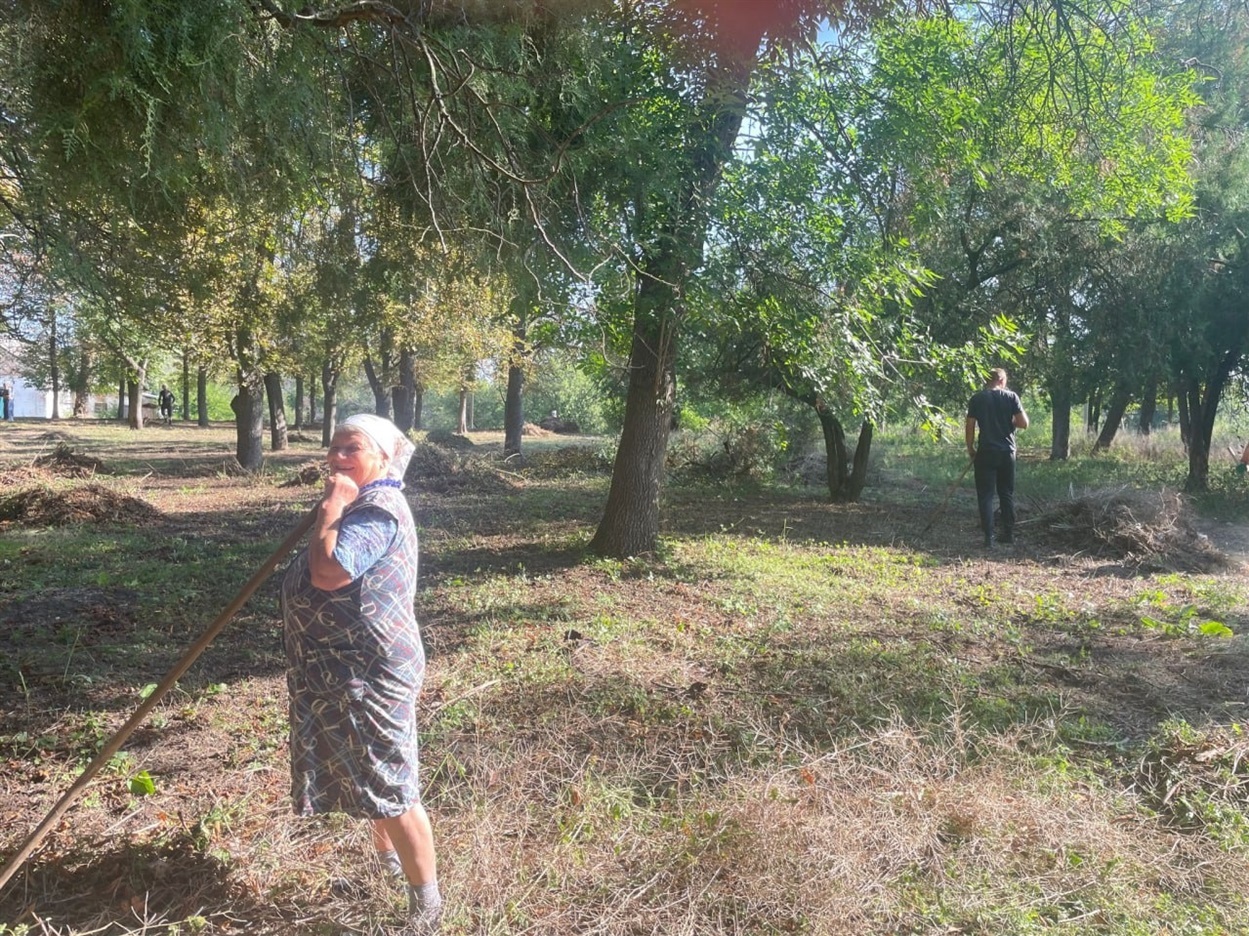 Прибирання у парку підтримали і місцеві пенсіонерки