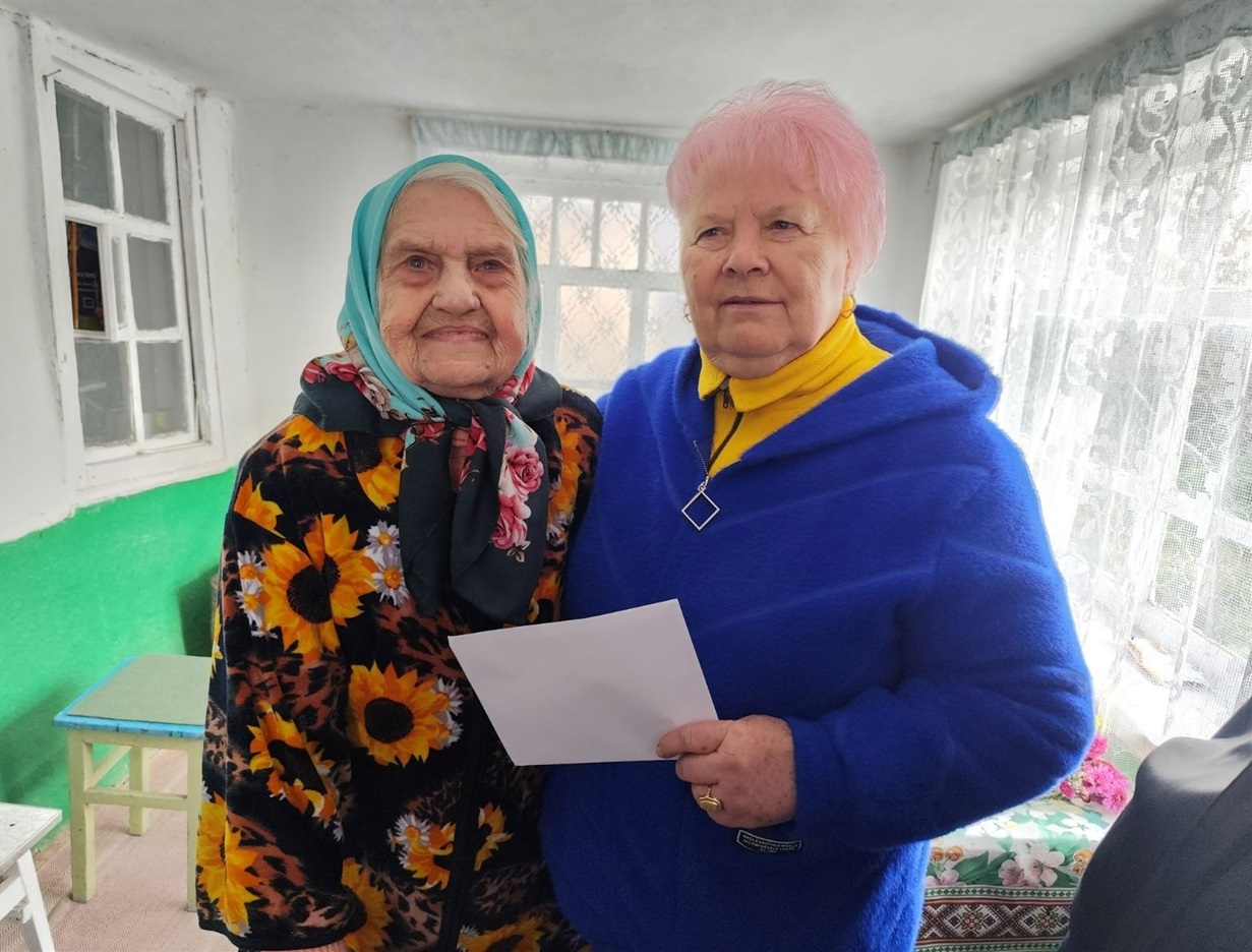 Голова Дмитрівської громади Нааталія Стиркуль вітає Ганну Дорофеєву з 102 Днем народження