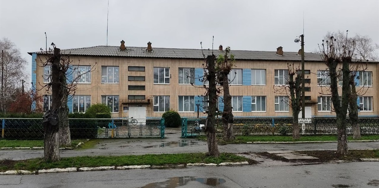 Трепівський ліцей, в якому навчаються учні і з сусідніх сііл