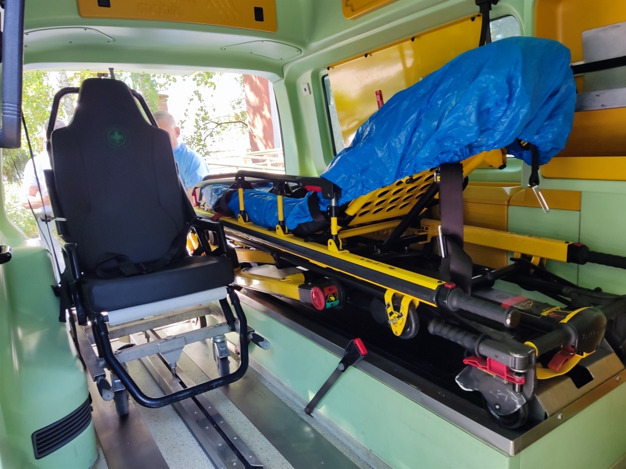 Автомобіль обладнаний усім необхідним для транспортування хворих у важких станах та з інвалідністю