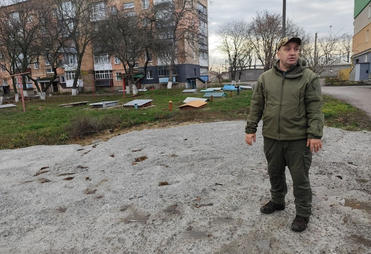 Петро Ткаченко стоїть на місці колишнього стихійного звалища, яке забетонували і тримають його під контролем