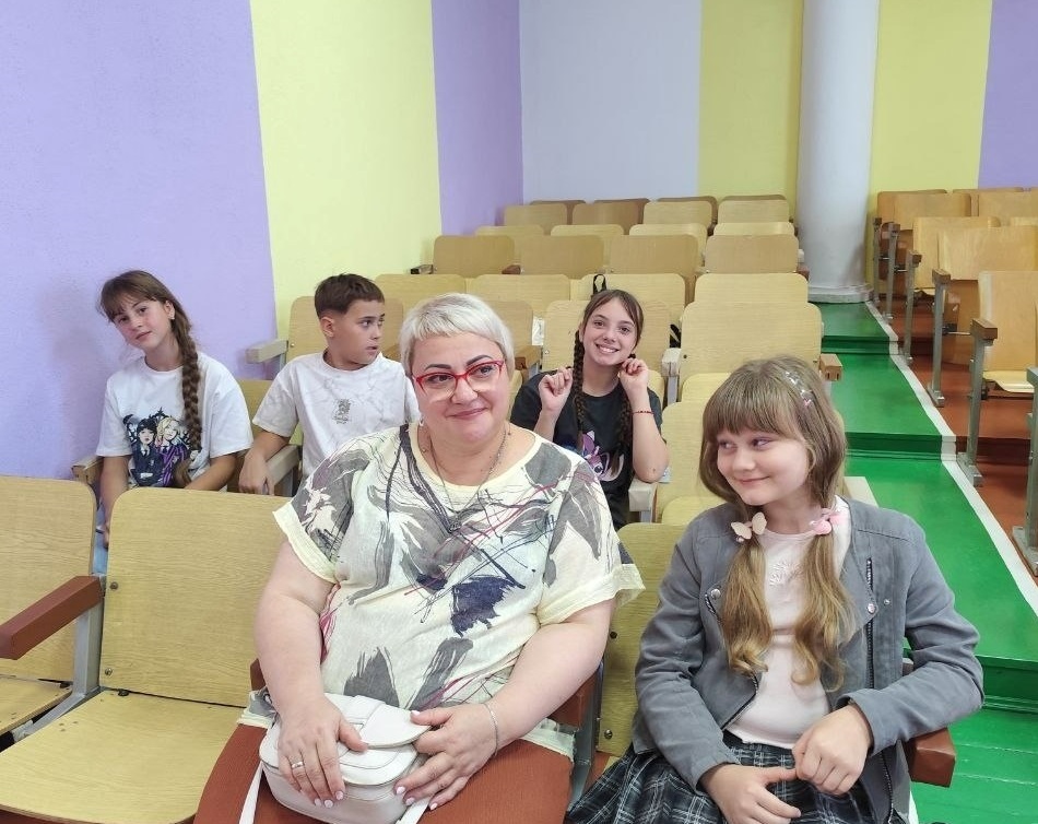 Учні 5 класу ліцею "Крила України" та вчителька української мови та літератури Наталія Осадча під час заходу