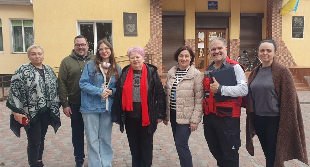 Дмитрівський сільський голова Наталія Стиркуль та працівники відділу культури і туризму сільської ради з представниками проєкту "Догляд вдома"