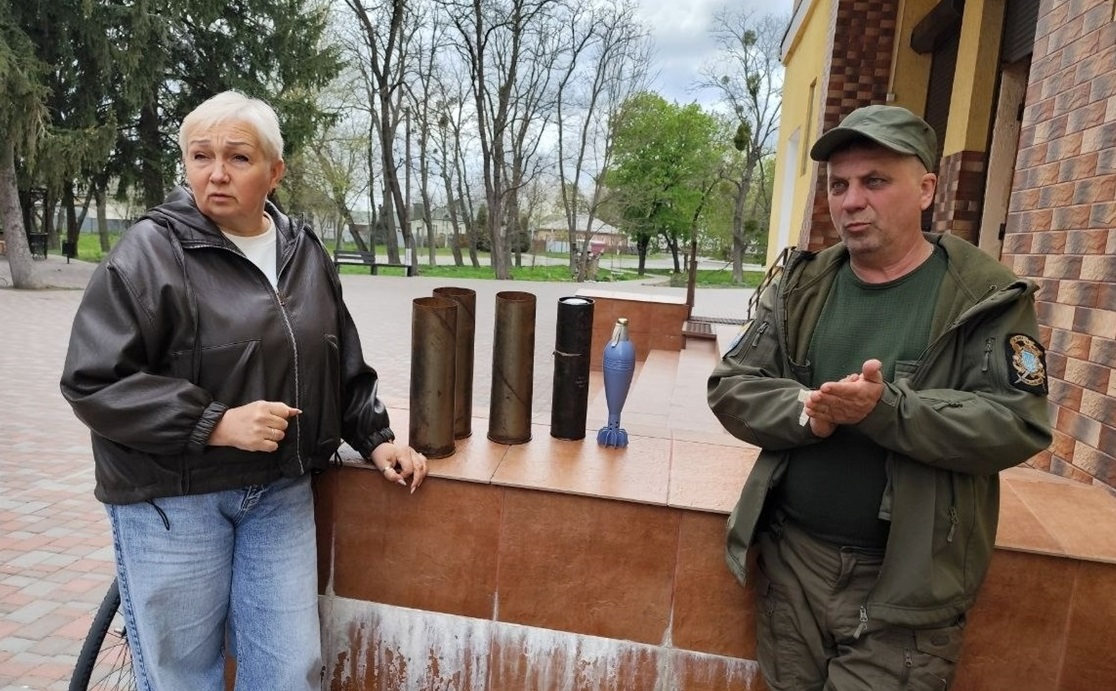 Волонтер Павло Кучеренко передав Лідії Міркотан гільзи