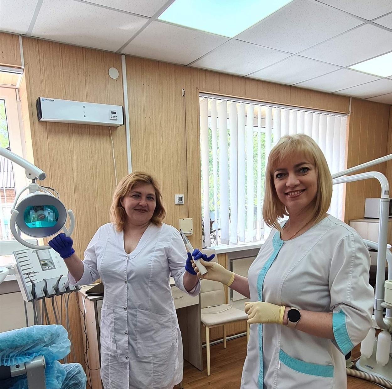 Олена Авраменко із колегинею