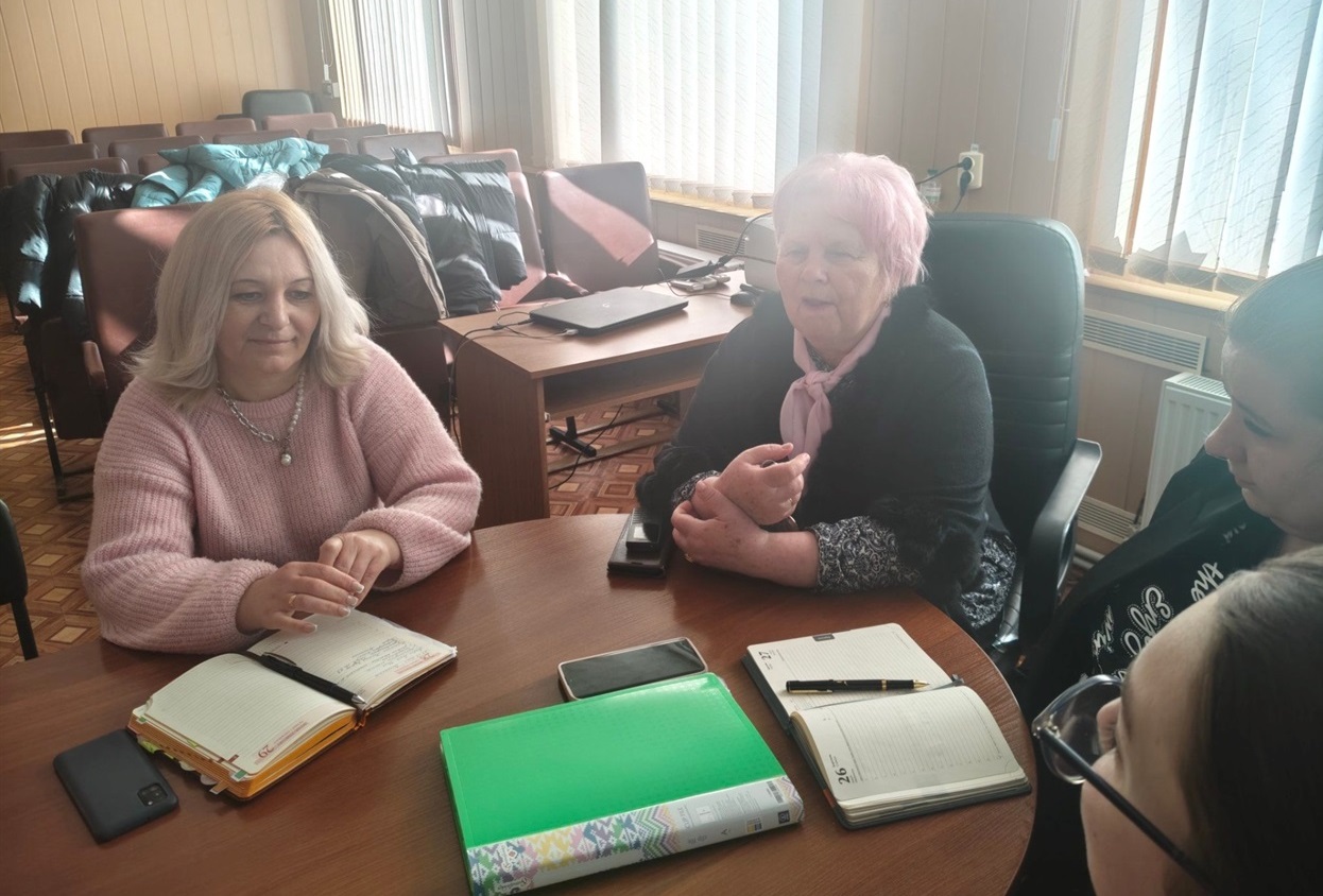 Голова громади Наталія Стиркуль та директорка ліцею ім. Т.Г.Шевченка Світлана Онищенко під час  засідання