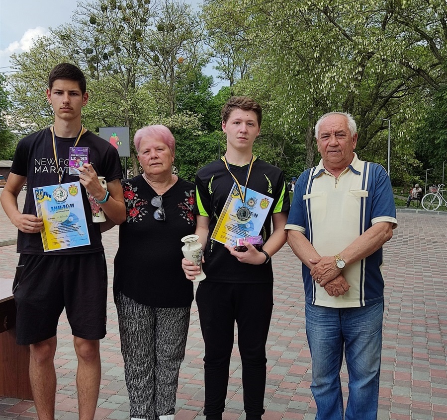 Сільський голова Наталія Стиркуль вручає нагороди переможцям Турніру