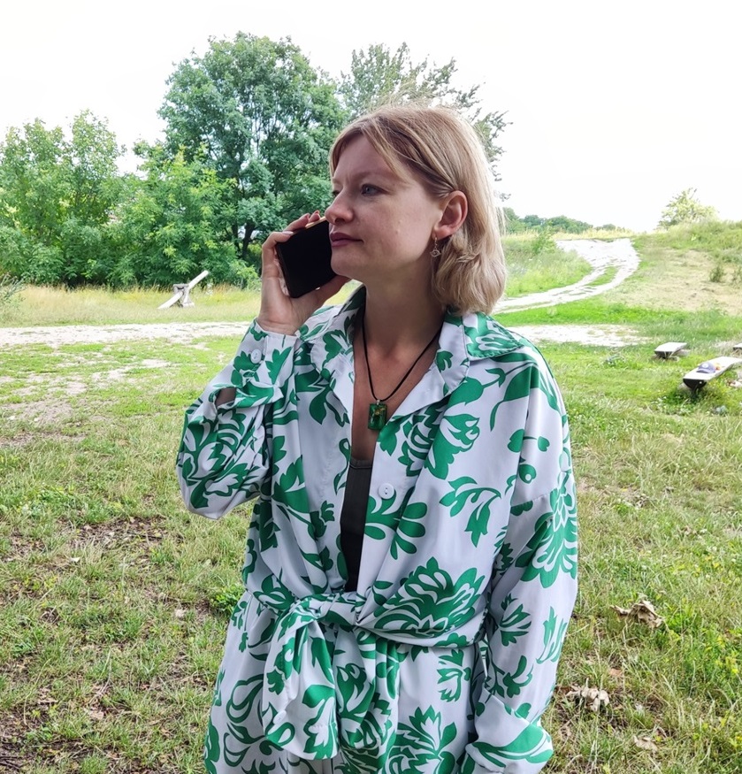 Ірина варакута під час телефонної розмови
