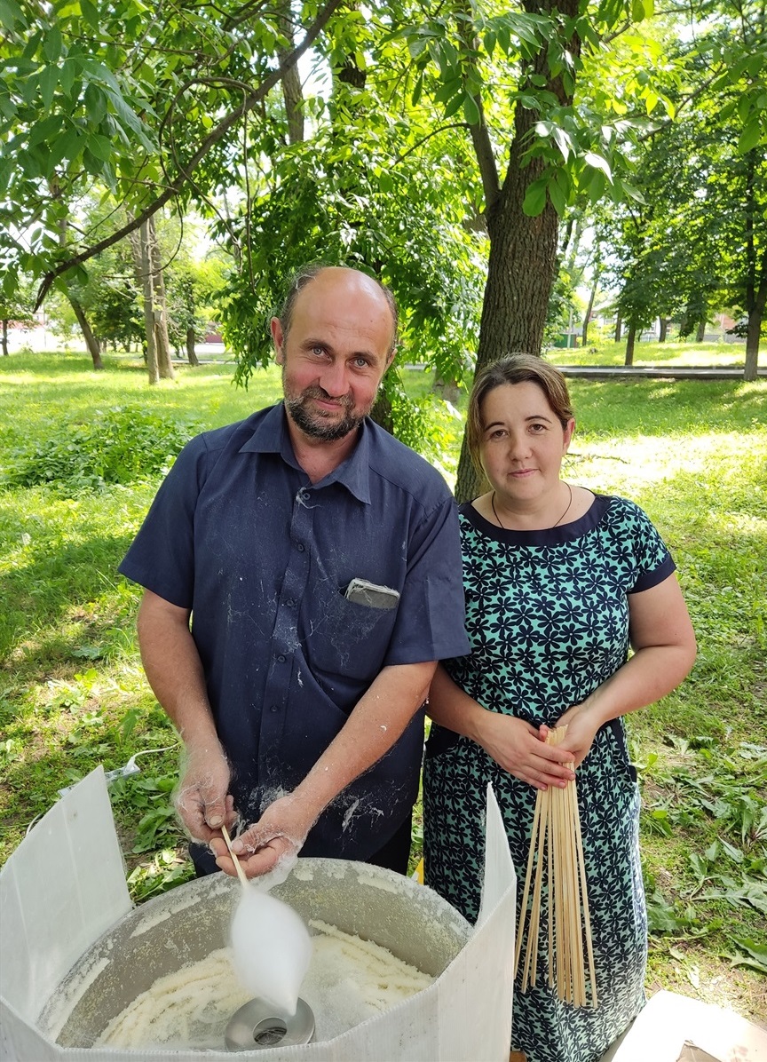 Світлана з чоловіком Василем на заході виготовляють солодку вату