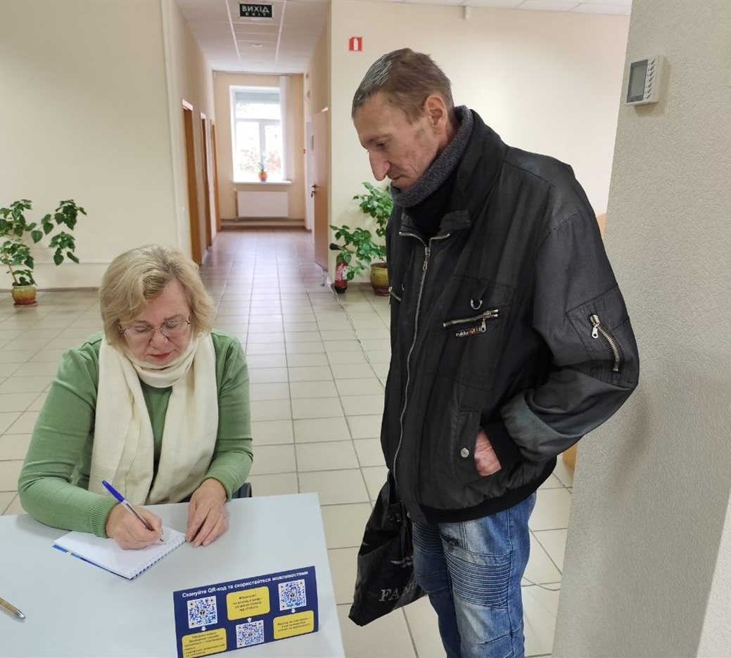 Представниця ТОВ "Ліснет- 2020" Наталія Кузнєцова дає координати відвідувачу заходу