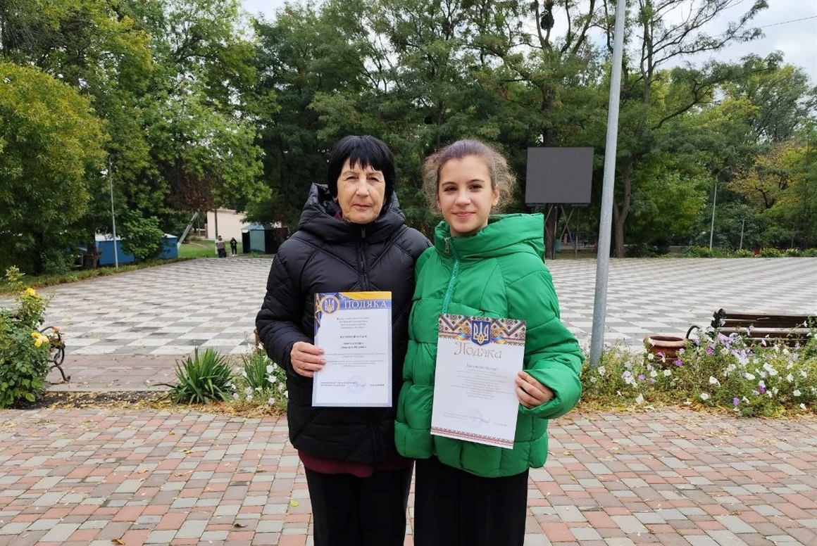 Людмила Москаленко — вчителька географії Іванковецької філії з онучкою Валерією Василенко

