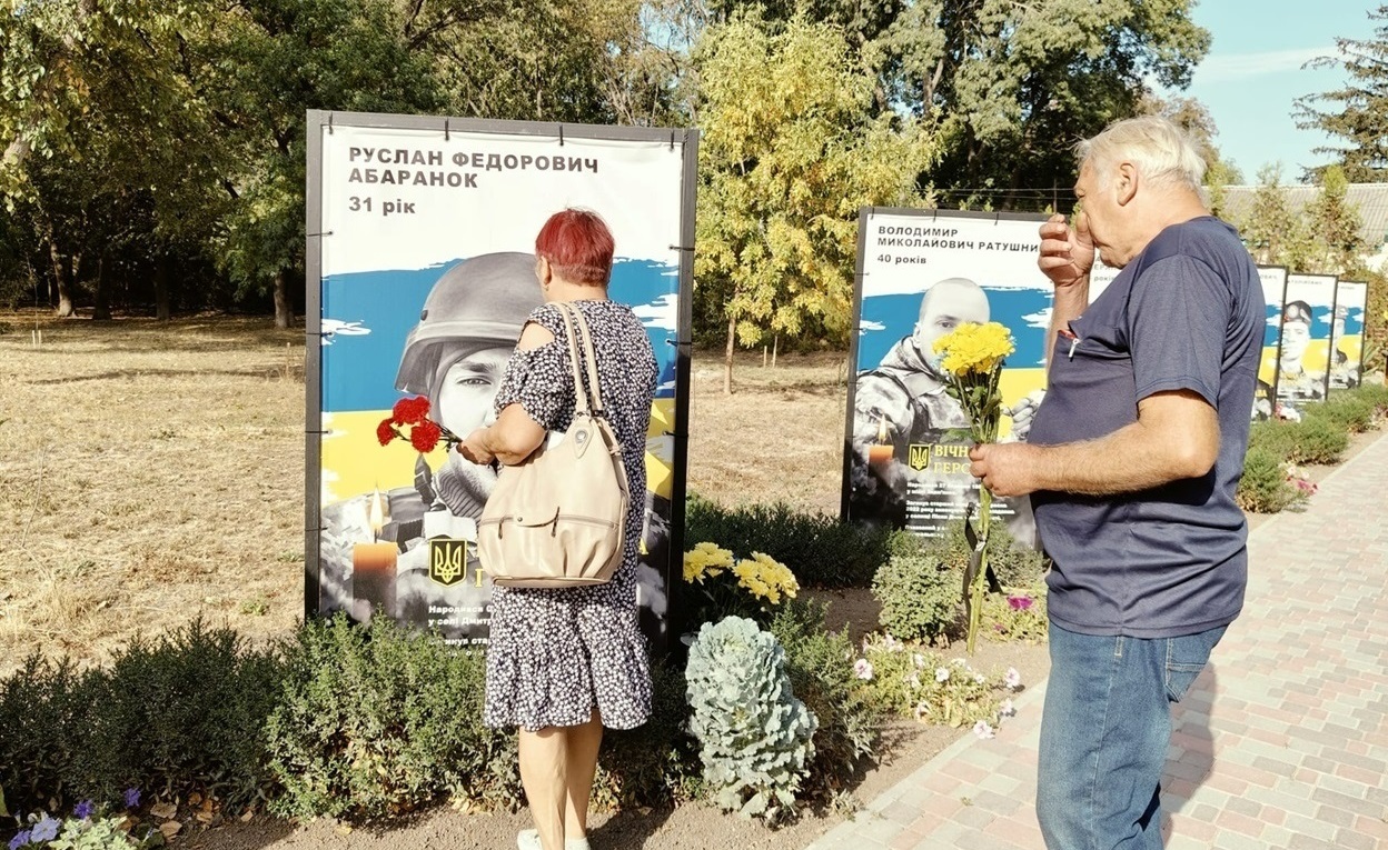 Біля Алеї пам'яті у Дмитрівці