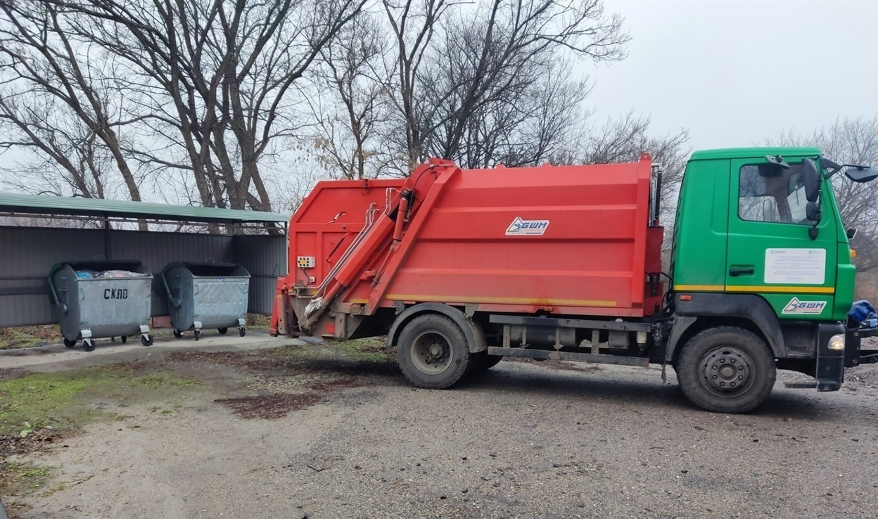 Бііля майданчика для збору сміття у Дмитрівці