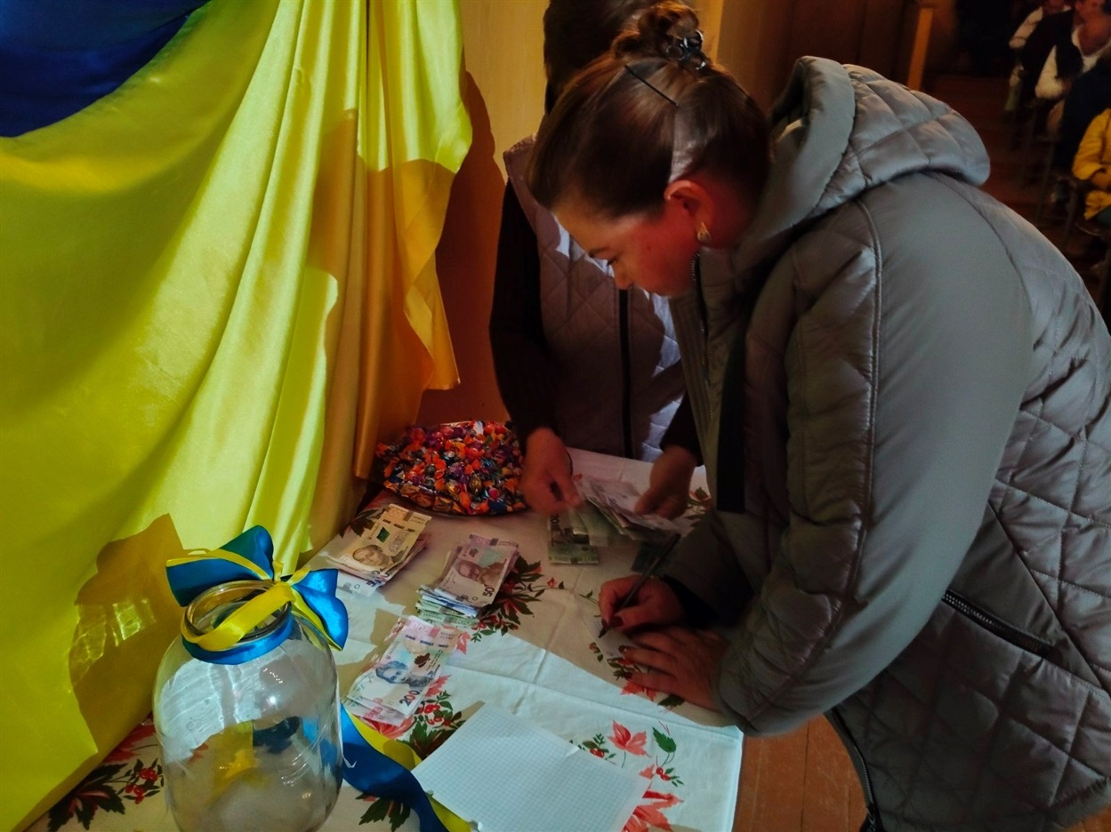 Жительки села підраховують кошти, зібрані під час благодійного концерту