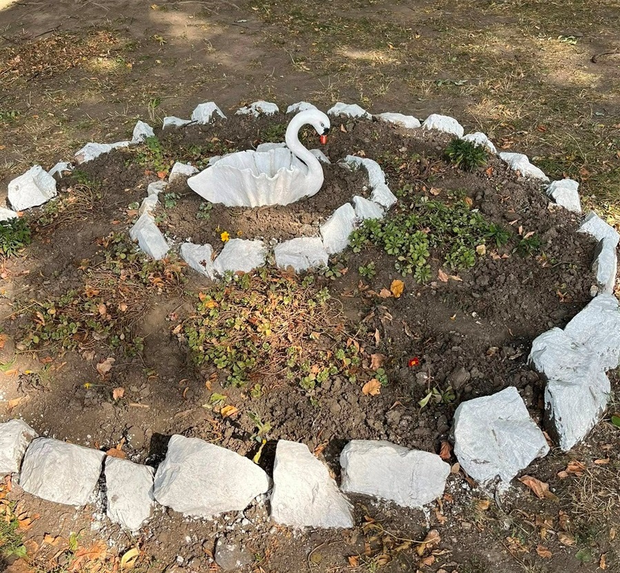 Клумба у селищному парку