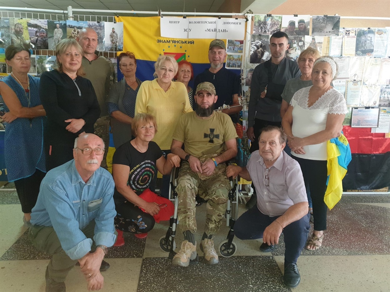 Микола Сернюк з побратимами у колі волонтерів ГО "Майдан"