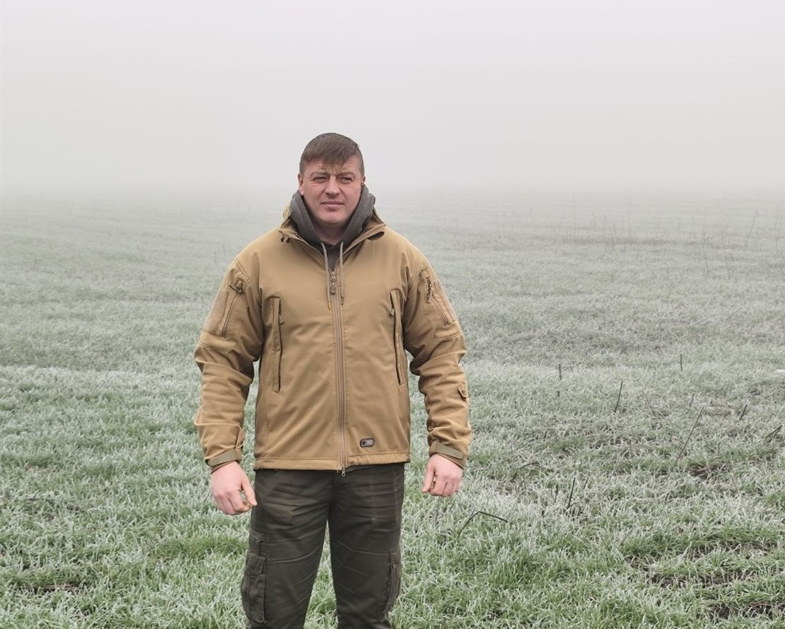 Максим Підбіцький на полі з озимими посівами