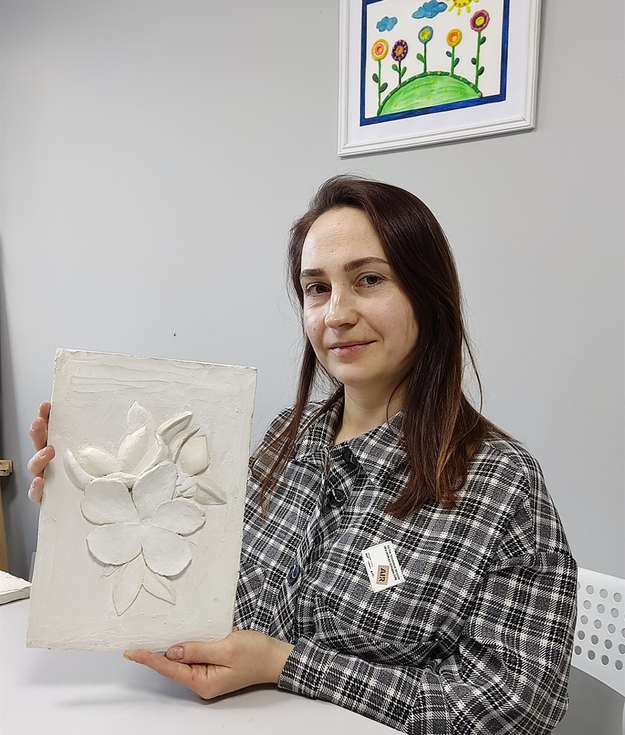 Валентина Ковалішина демонструє свою ще не завершену  роботу