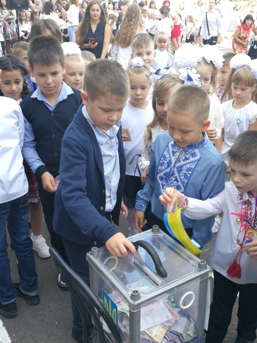 Благодійні внески у скриньку замість квітів