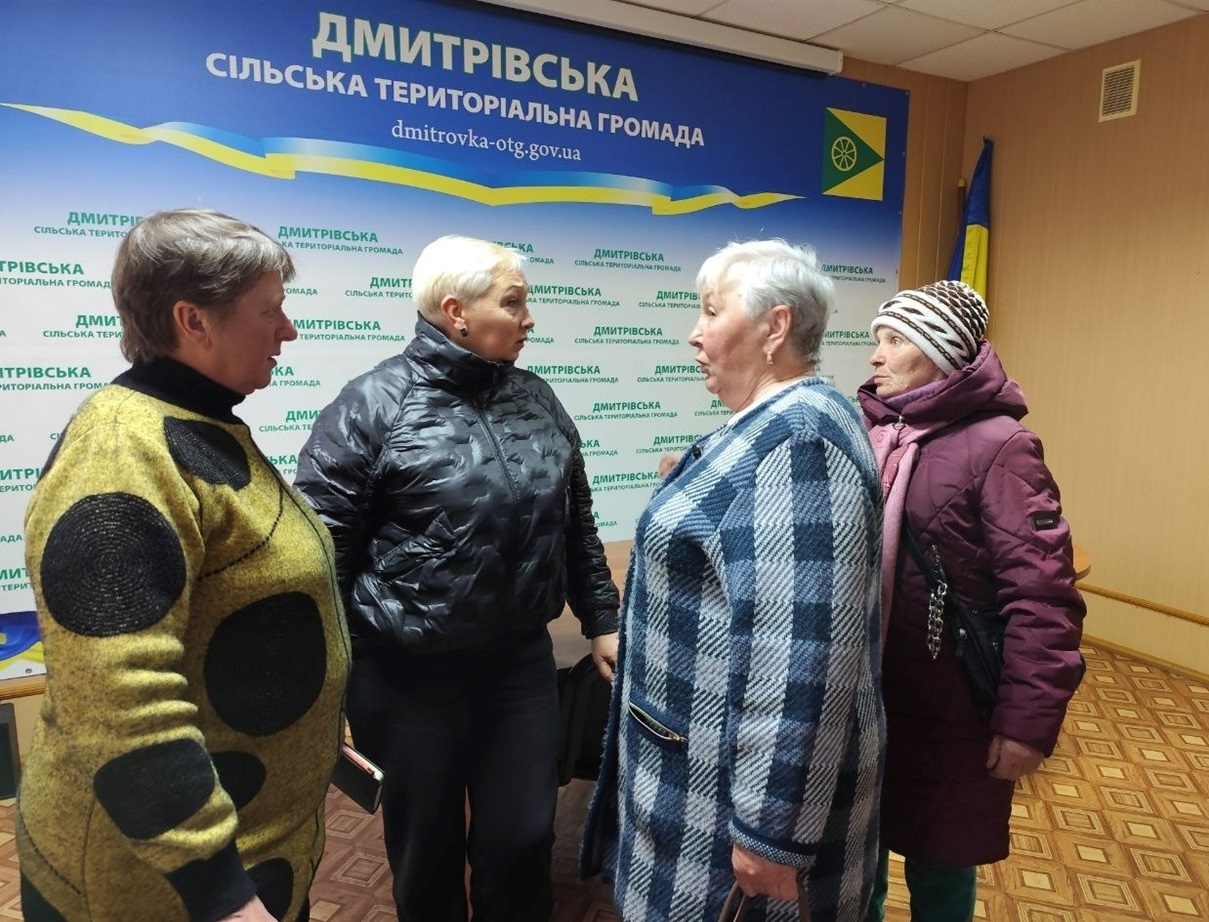 Лідія Міркотан спілкується з матерями загиблих захисників