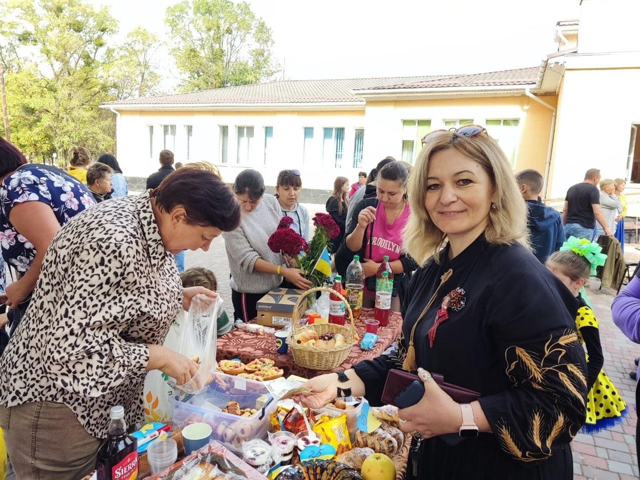 Директорка ліцею Світлана Онищук купує товар