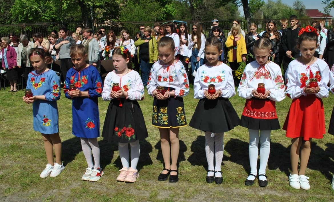 Під час заходу. Діти тримають свічки пам'яті