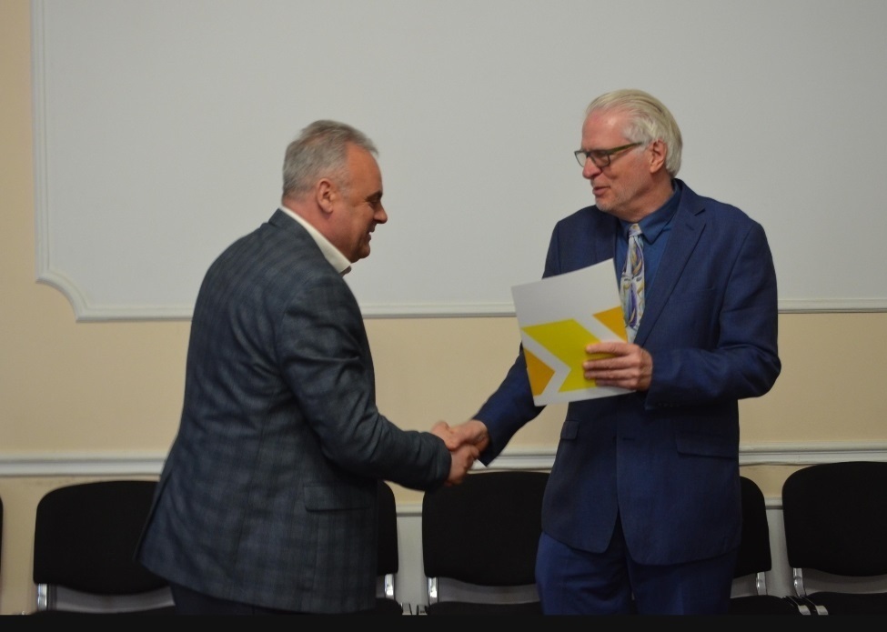 ​

керівник Програми USAID DOBRE Браян Кемпл та голова Знам'янської ОТГ Володимир Сокирко

​