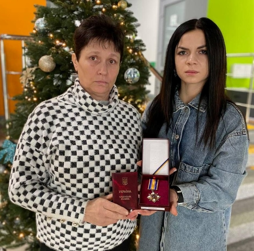 Тетяна та Юлія Валєєви тримають нагороду Антона Валєєва