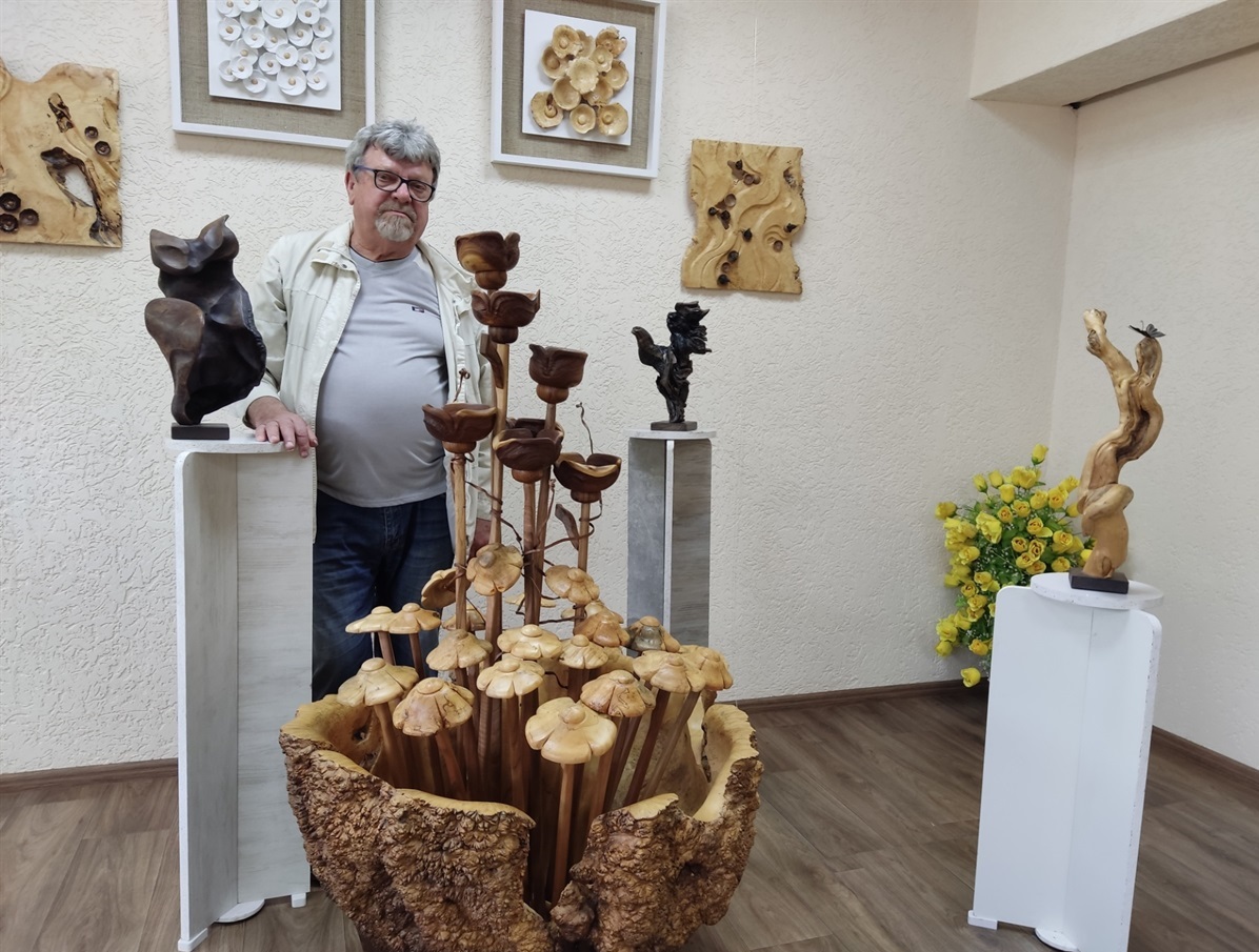 Валентин Невкритий біля своїх робіт
