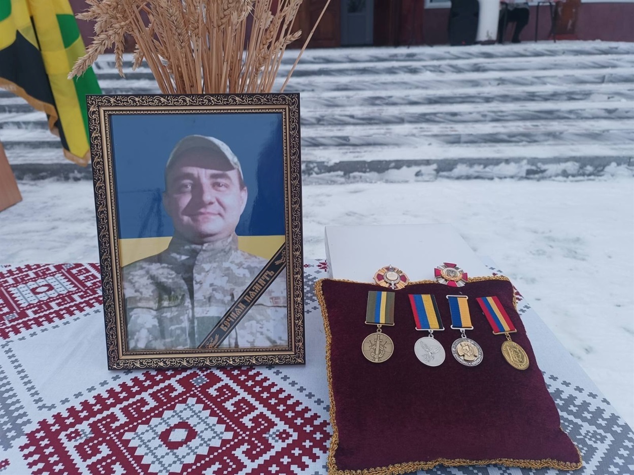 Фото Андрія Біловуса,поряд його нагороди